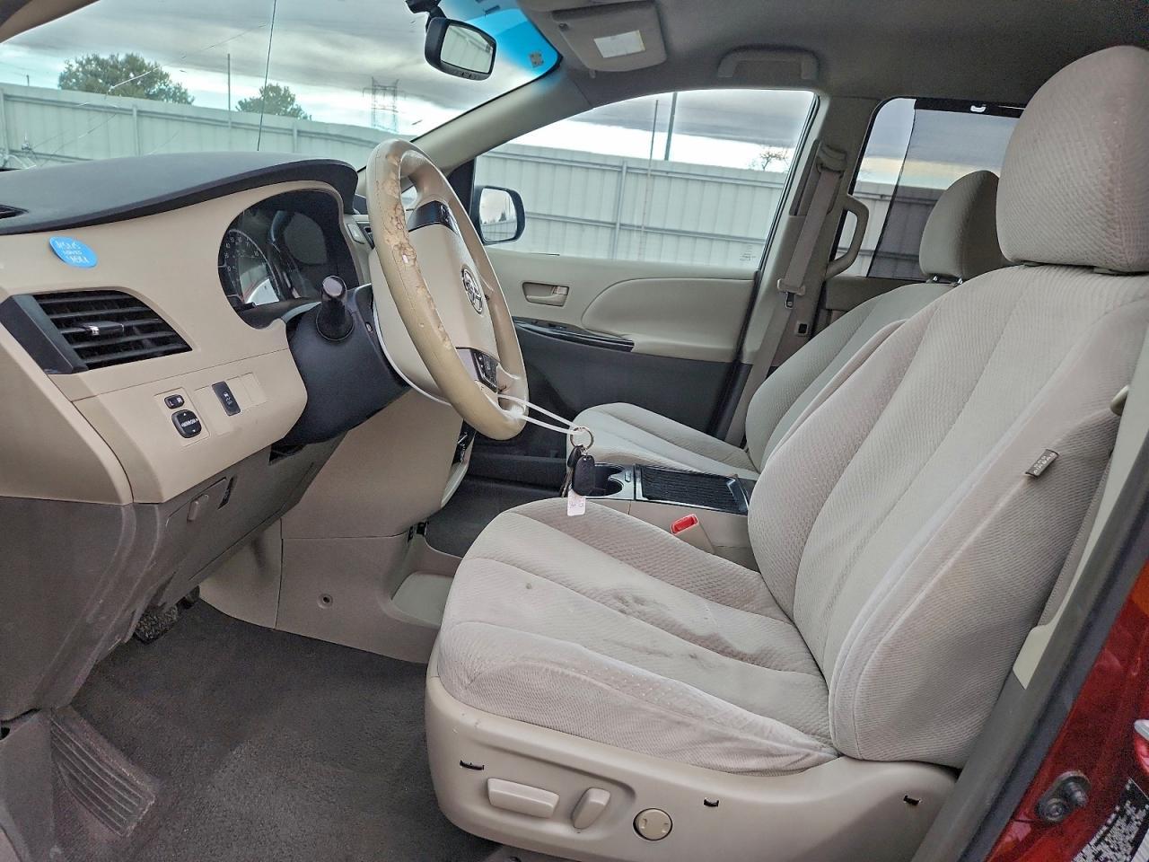 2011 TOYOTA SIENNA