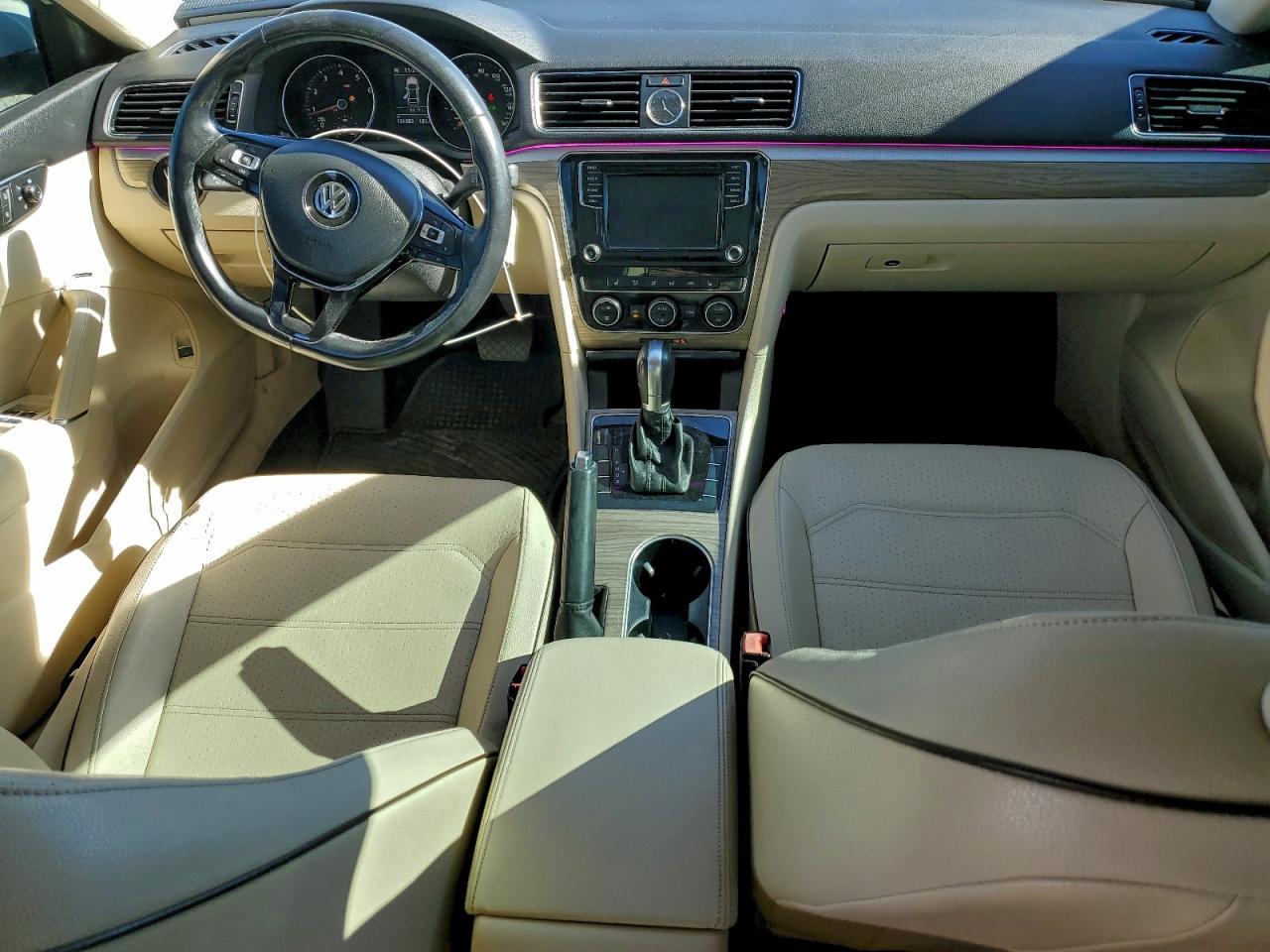 2016 VOLKSWAGEN Passat