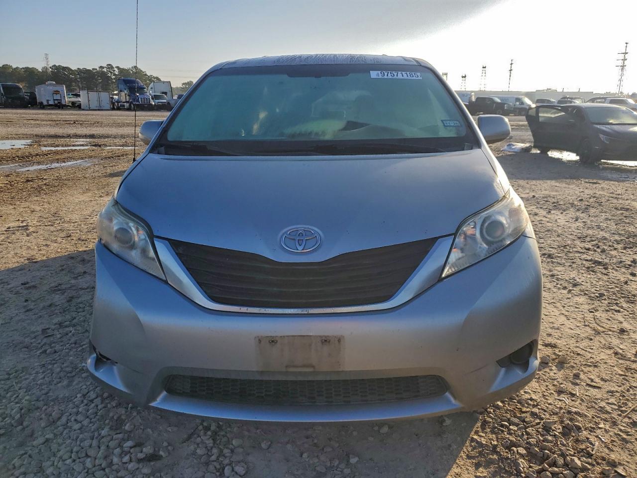2011 TOYOTA SIENNA