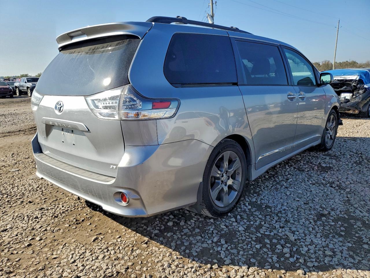 2016 TOYOTA SIENNA
