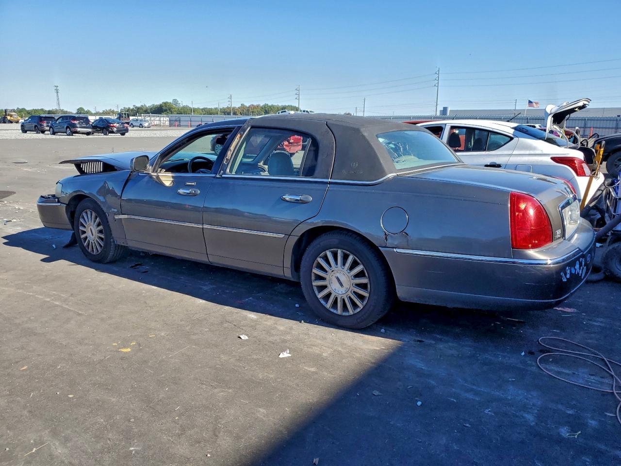 2004 LINCOLN Town Car