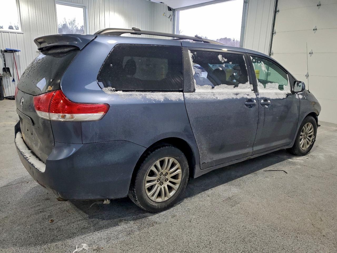 2013 TOYOTA SIENNA