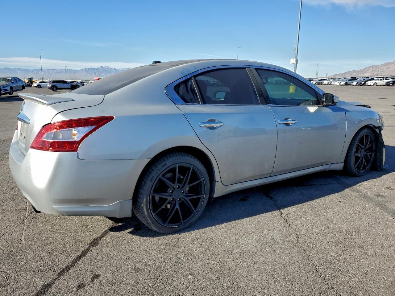 2010 NISSAN Maxima