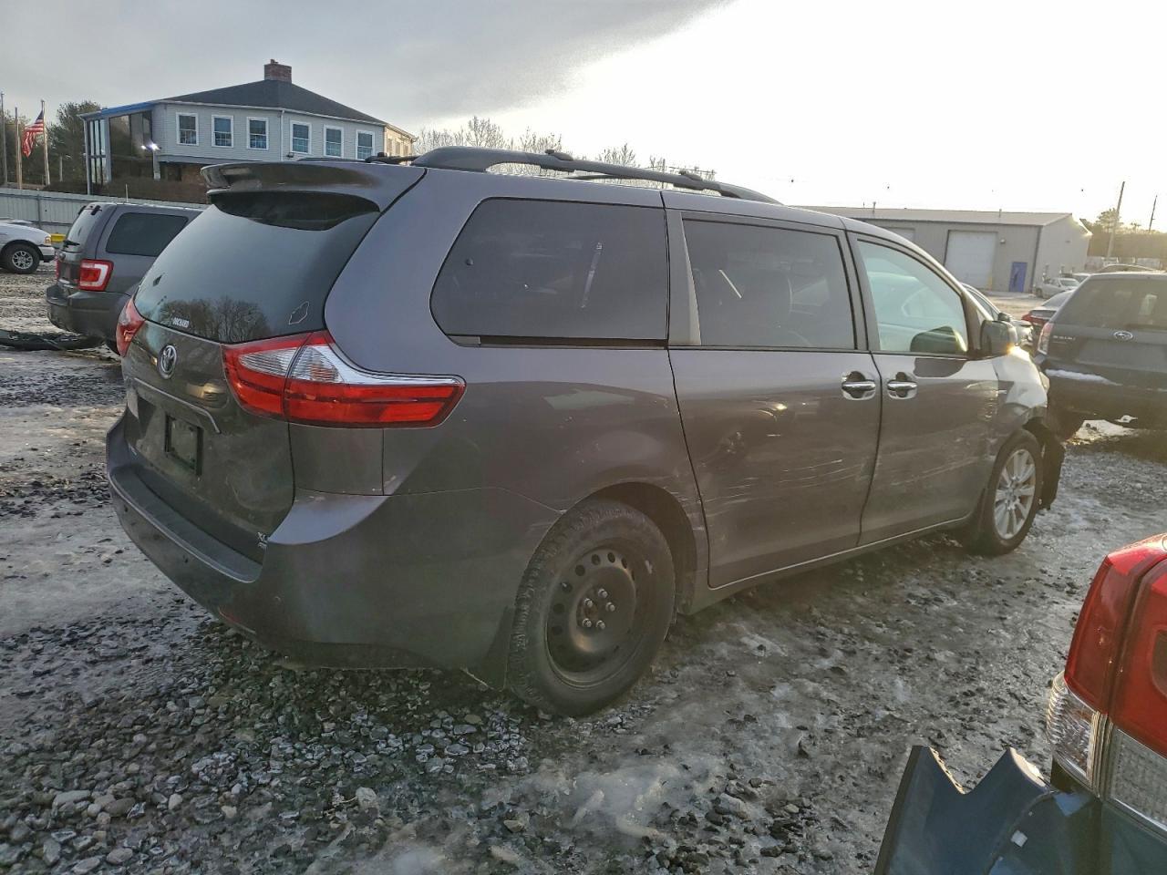 2017 TOYOTA SIENNA