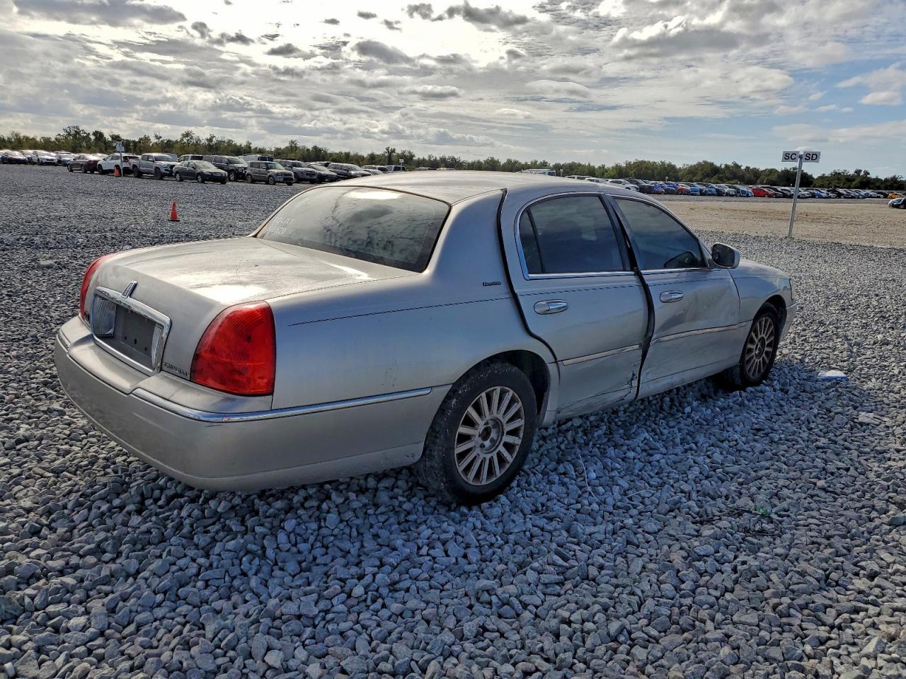 2003 LINCOLN Town Car