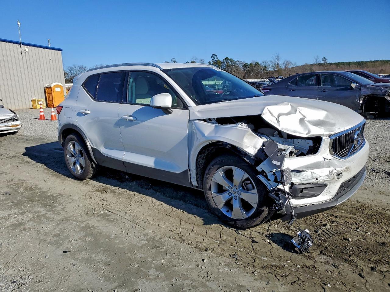2022 VOLVO XC40