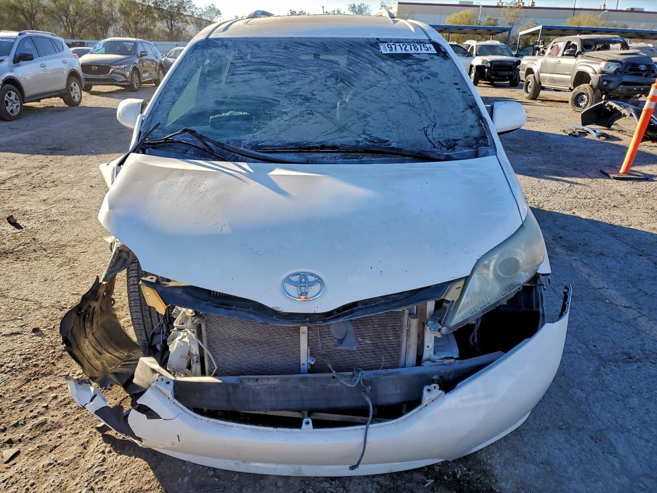 2011 TOYOTA SIENNA