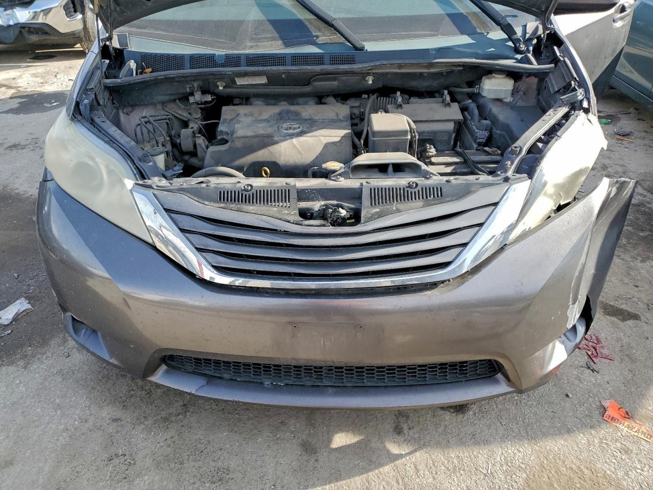 2011 TOYOTA SIENNA