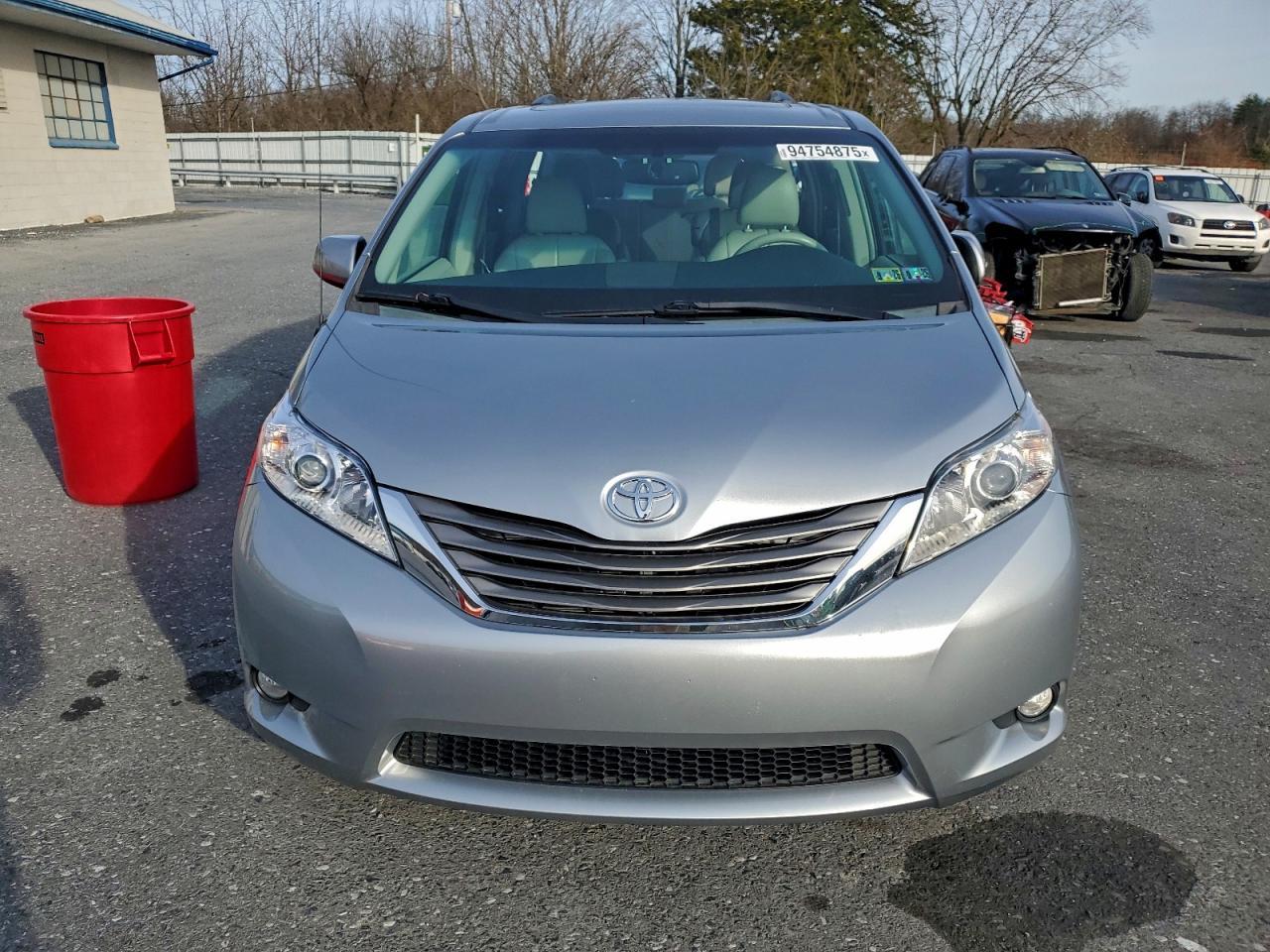 2013 TOYOTA SIENNA