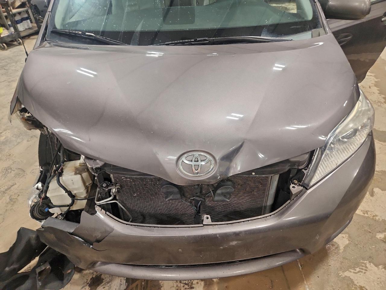 2012 TOYOTA SIENNA