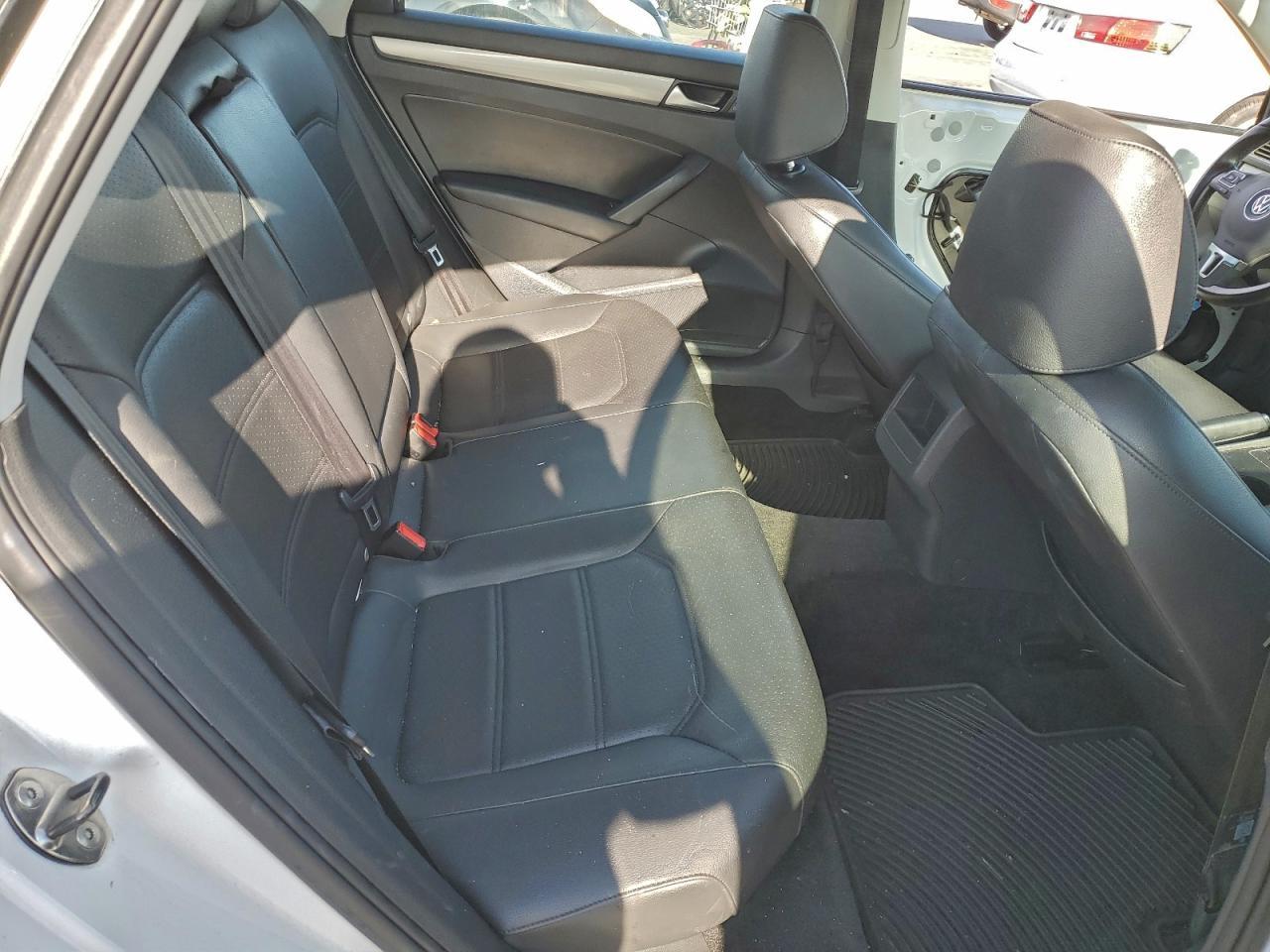 2014 VOLKSWAGEN Passat