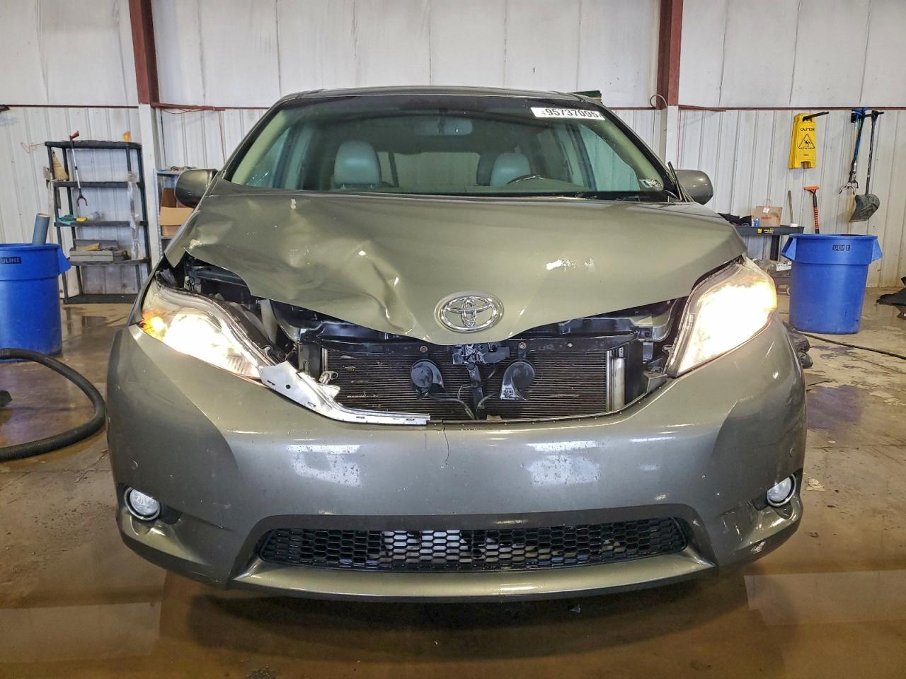 2011 TOYOTA SIENNA