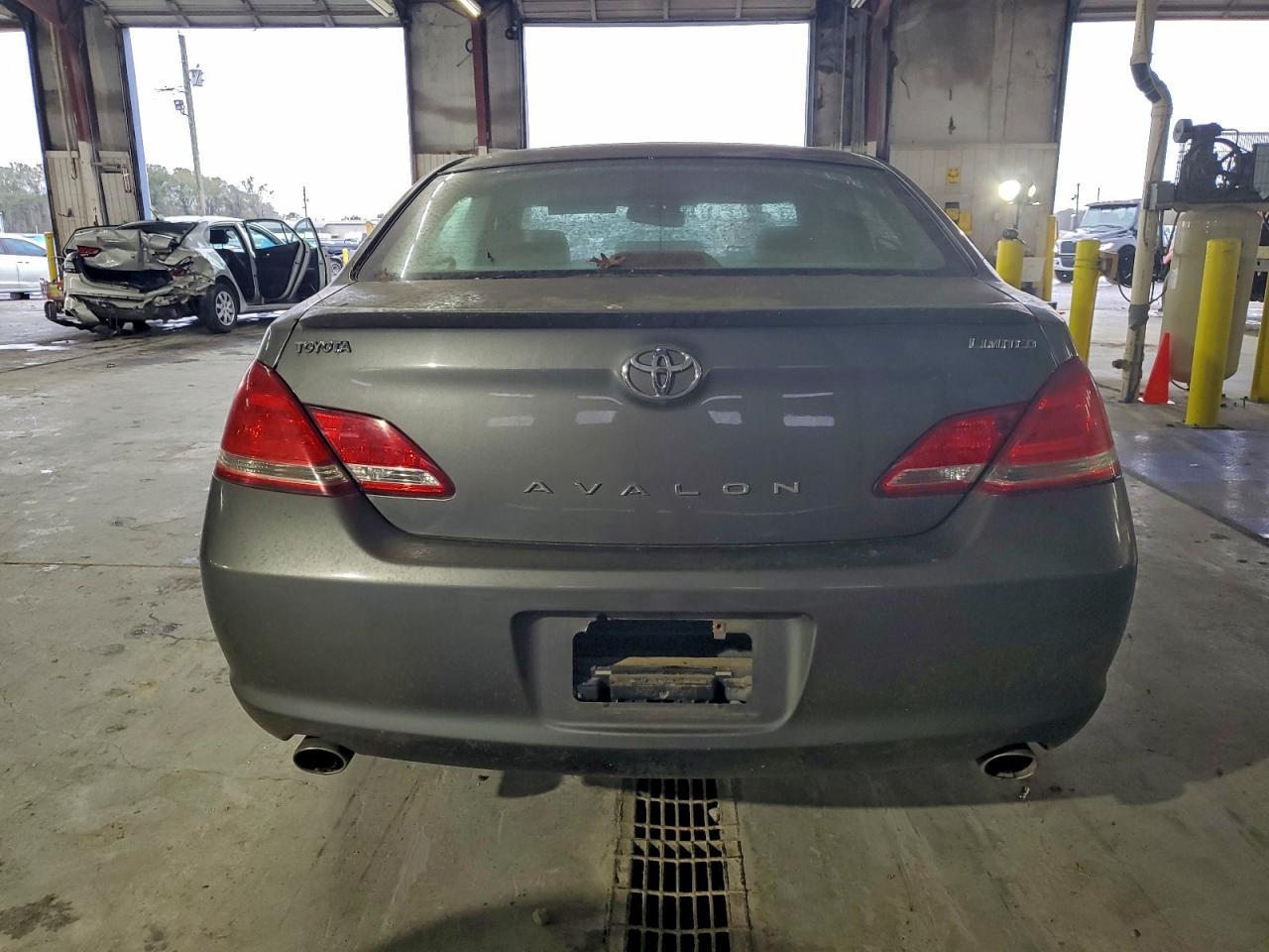 2005 TOYOTA Avalon