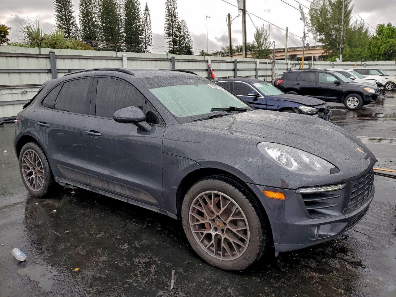 2018 PORSCHE Macan