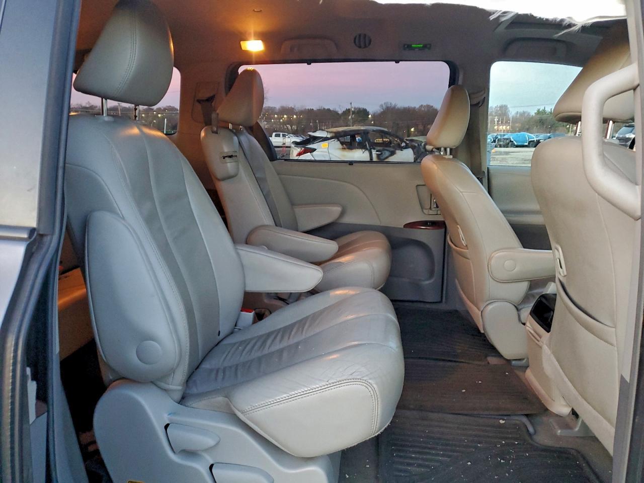 2014 TOYOTA SIENNA
