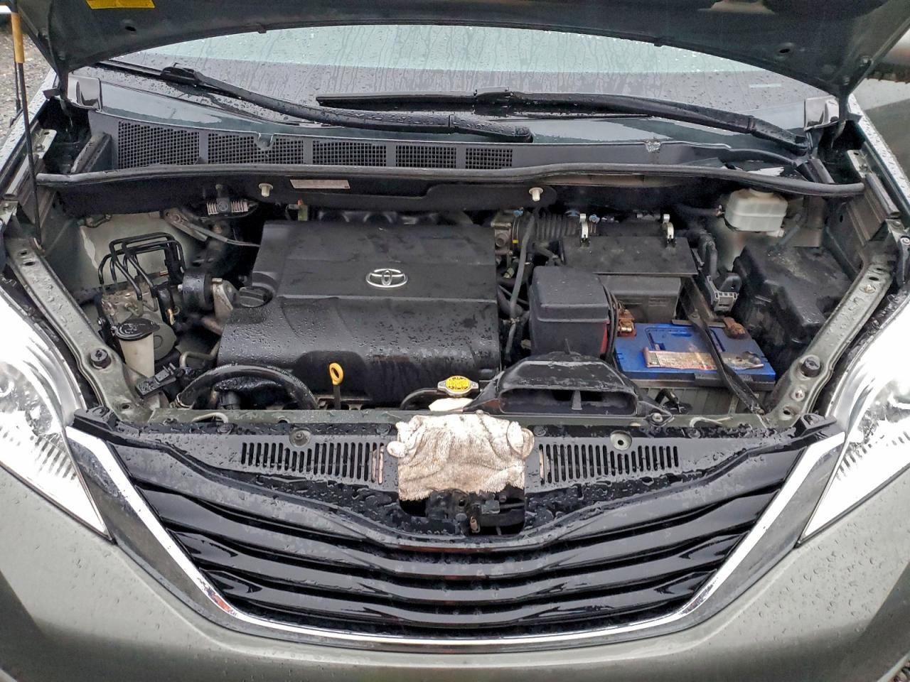 2012 TOYOTA SIENNA