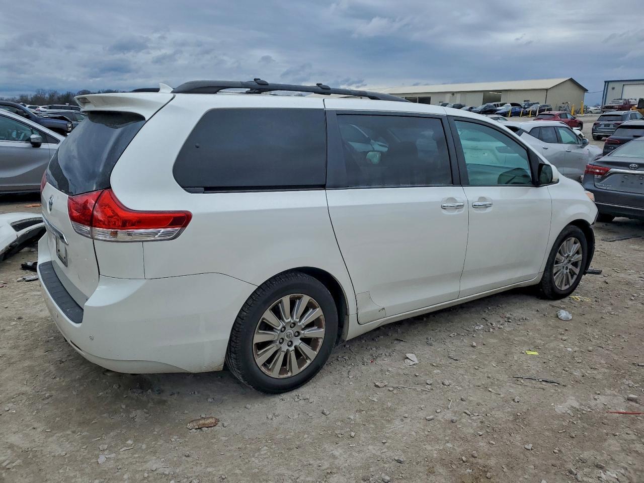 2011 TOYOTA SIENNA