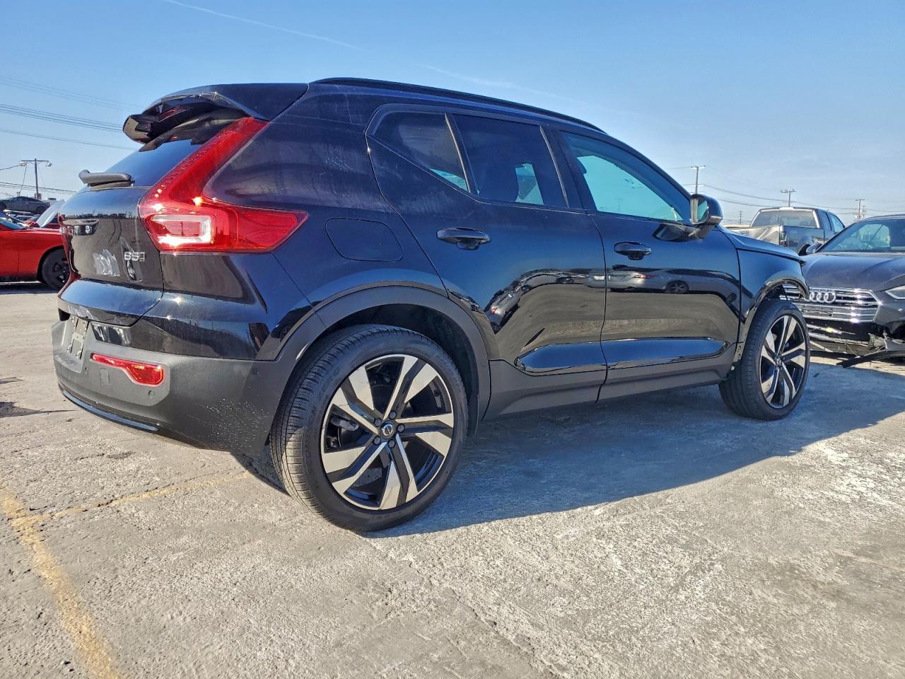 2024 VOLVO XC40