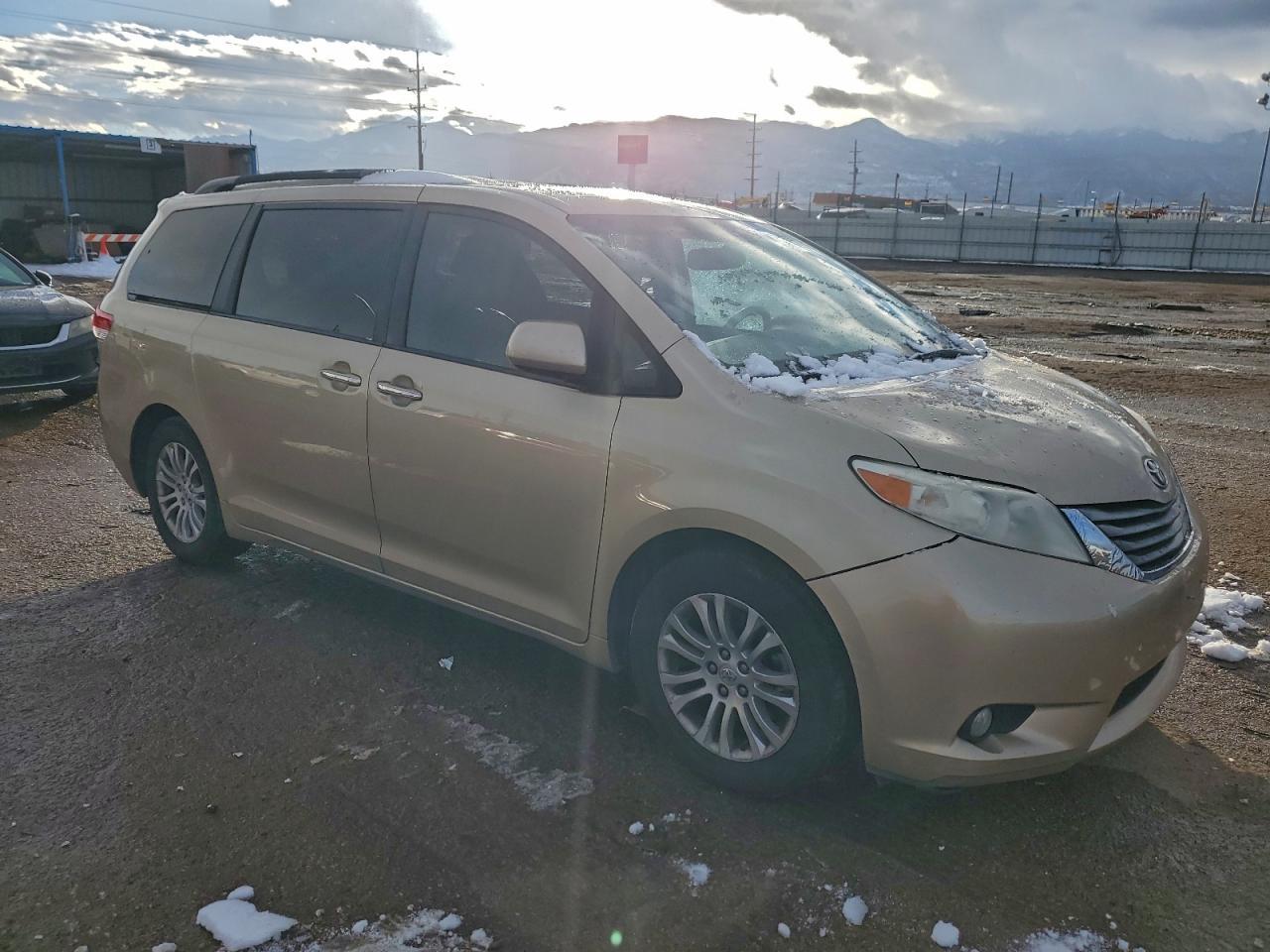 2011 TOYOTA SIENNA