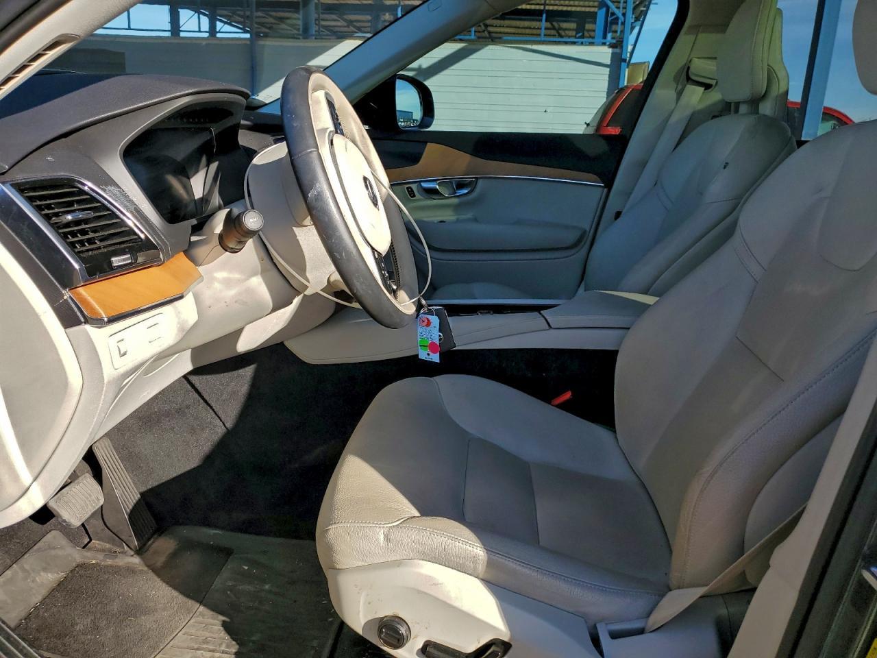 2022 VOLVO XC90