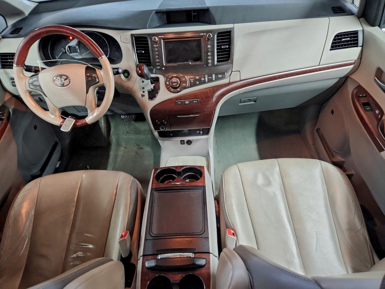 2014 TOYOTA SIENNA