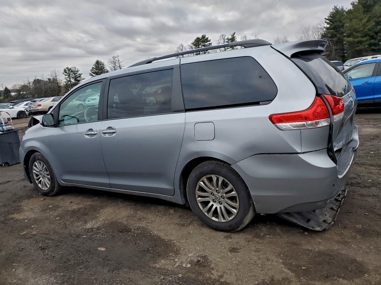 2013 TOYOTA SIENNA