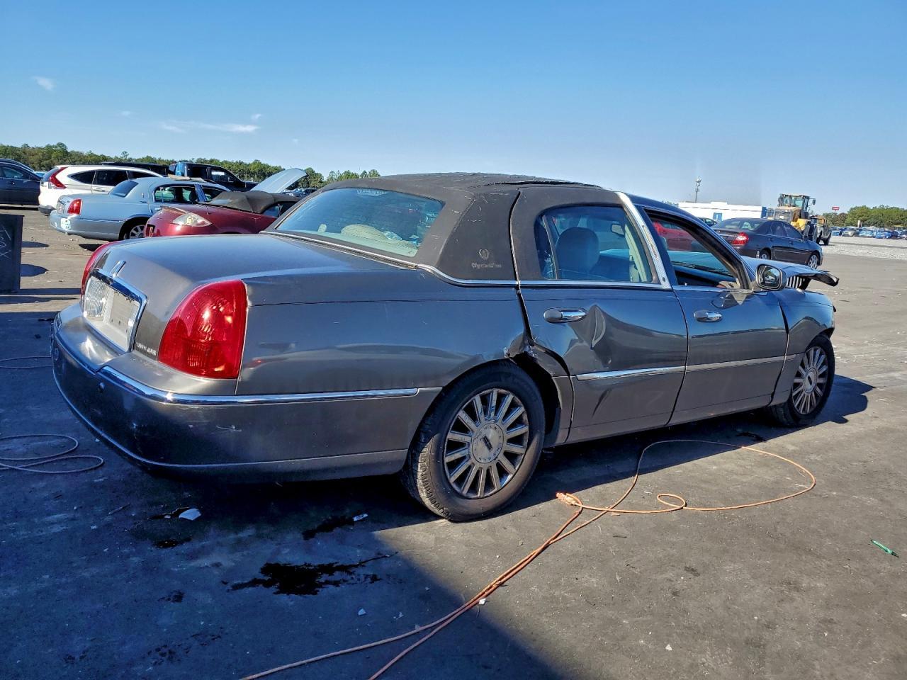 2004 LINCOLN Town Car