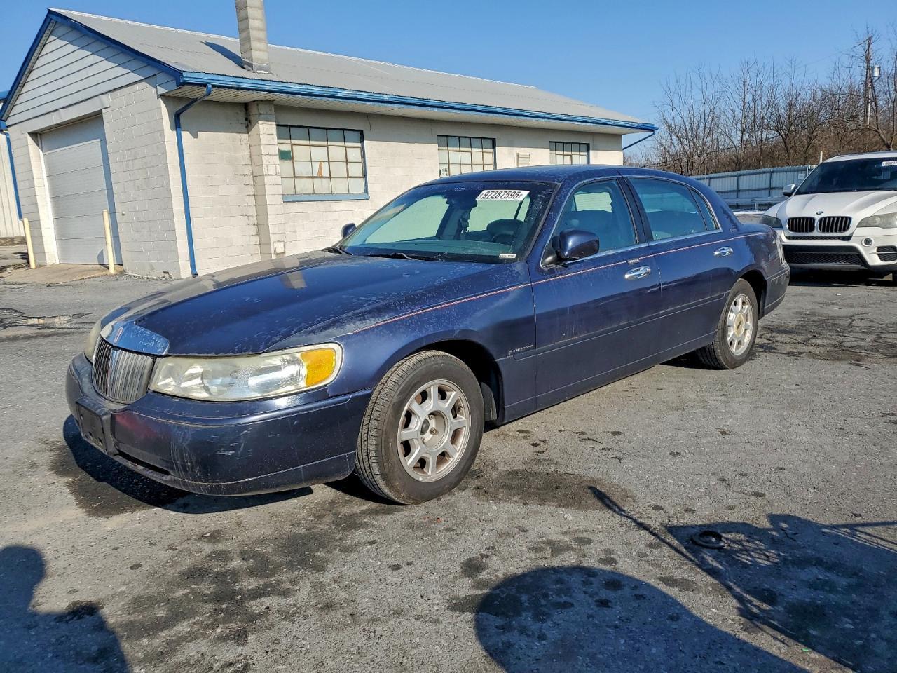 2002 LINCOLN Town Car