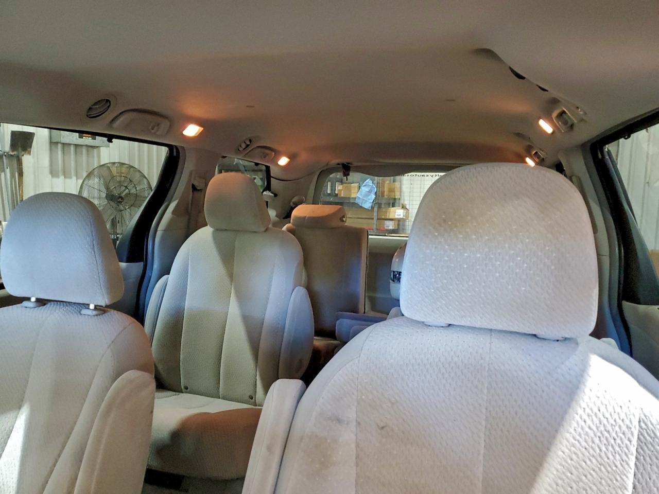 2011 TOYOTA SIENNA