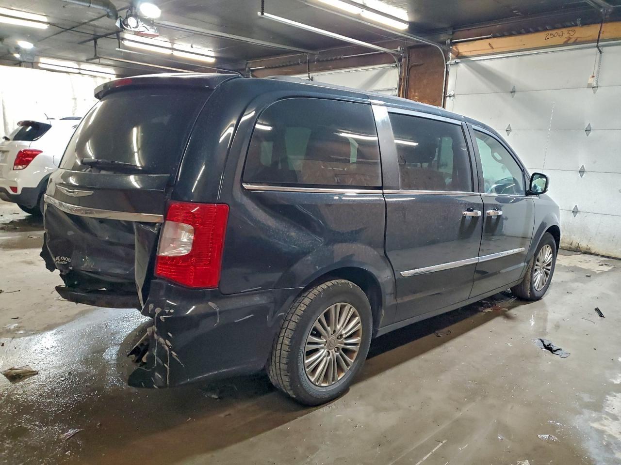 2016 CHRYSLER Town & Country