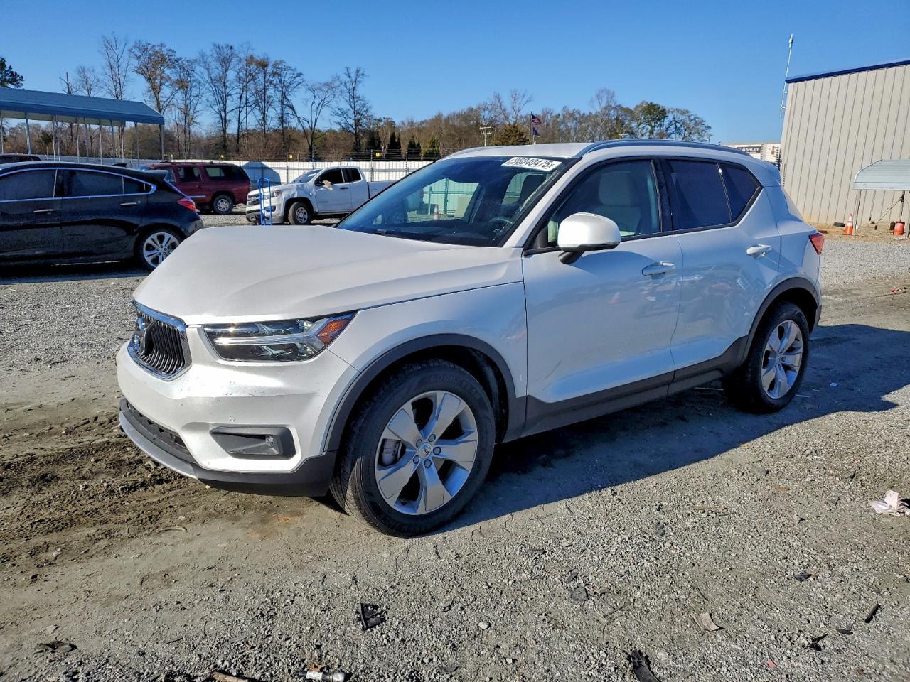 2022 VOLVO XC40