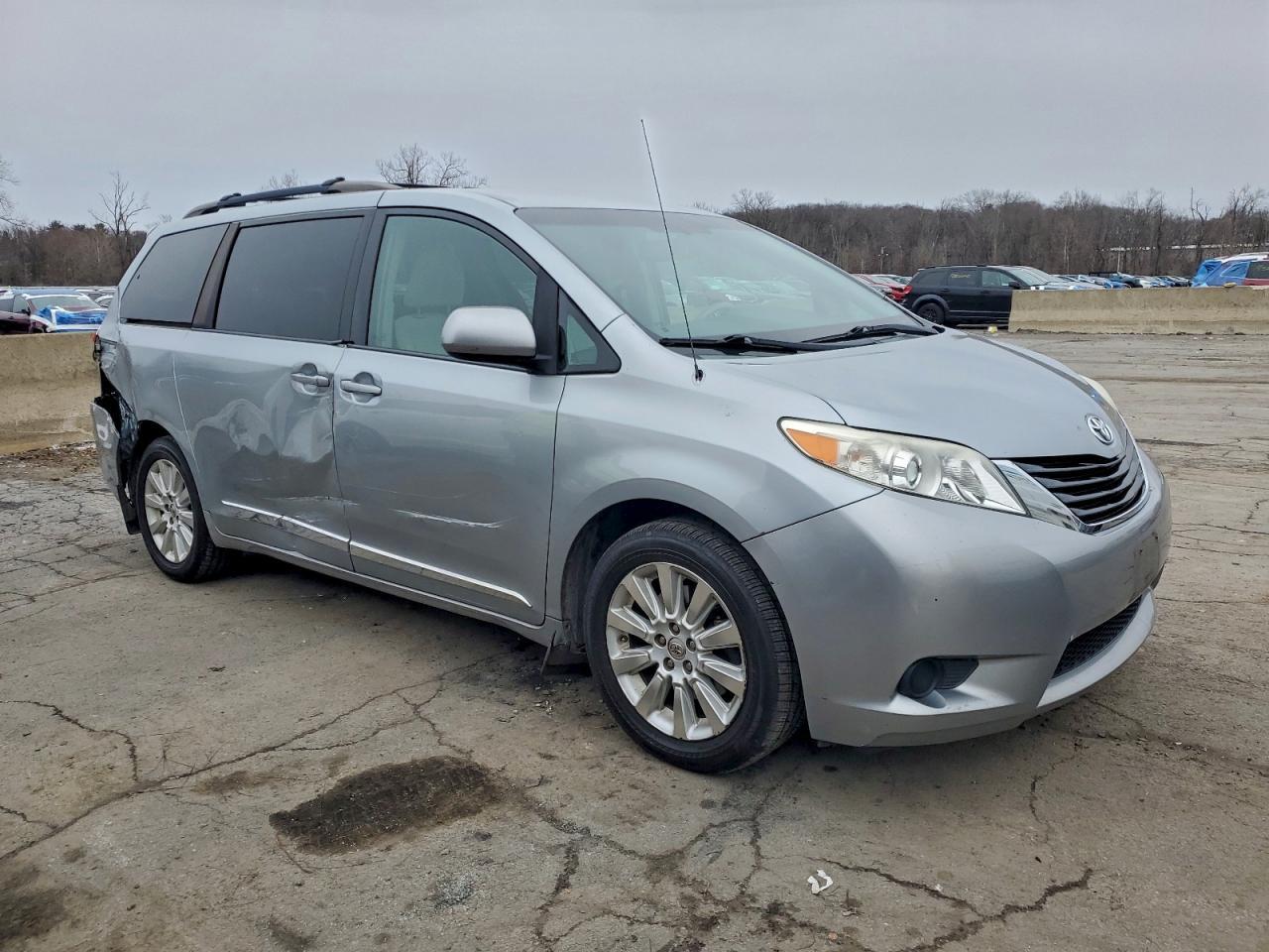 2014 TOYOTA SIENNA