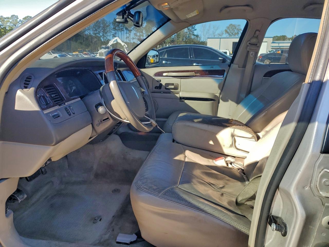 2011 LINCOLN Town Car