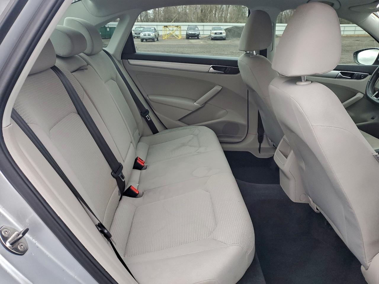 2016 VOLKSWAGEN Passat