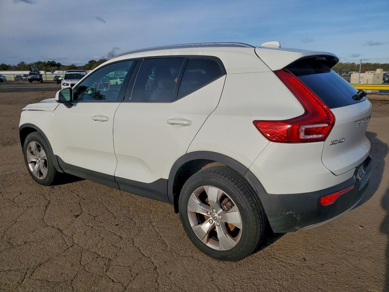 2020 VOLVO XC40