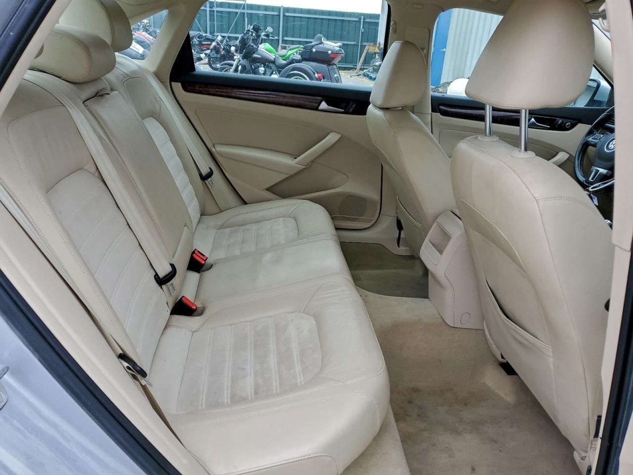 2012 VOLKSWAGEN Passat