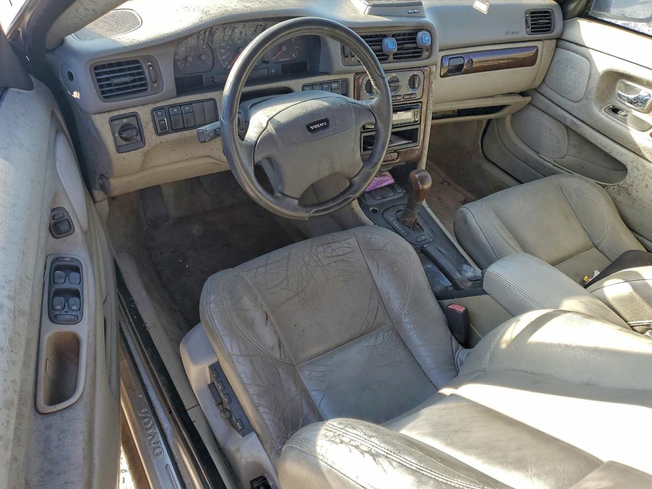 2004 VOLVO C70