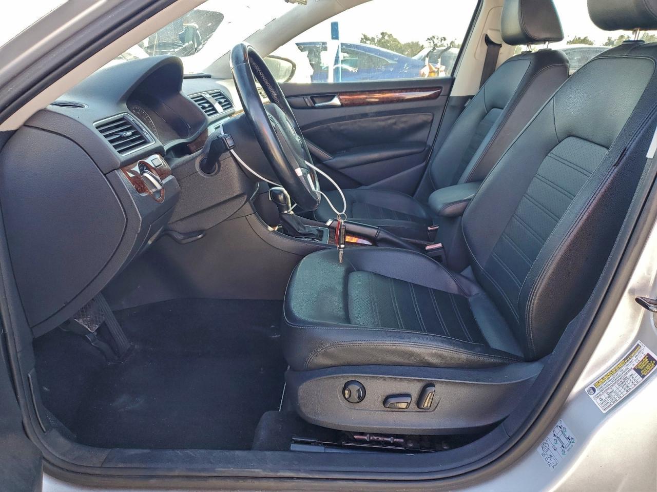2012 VOLKSWAGEN Passat