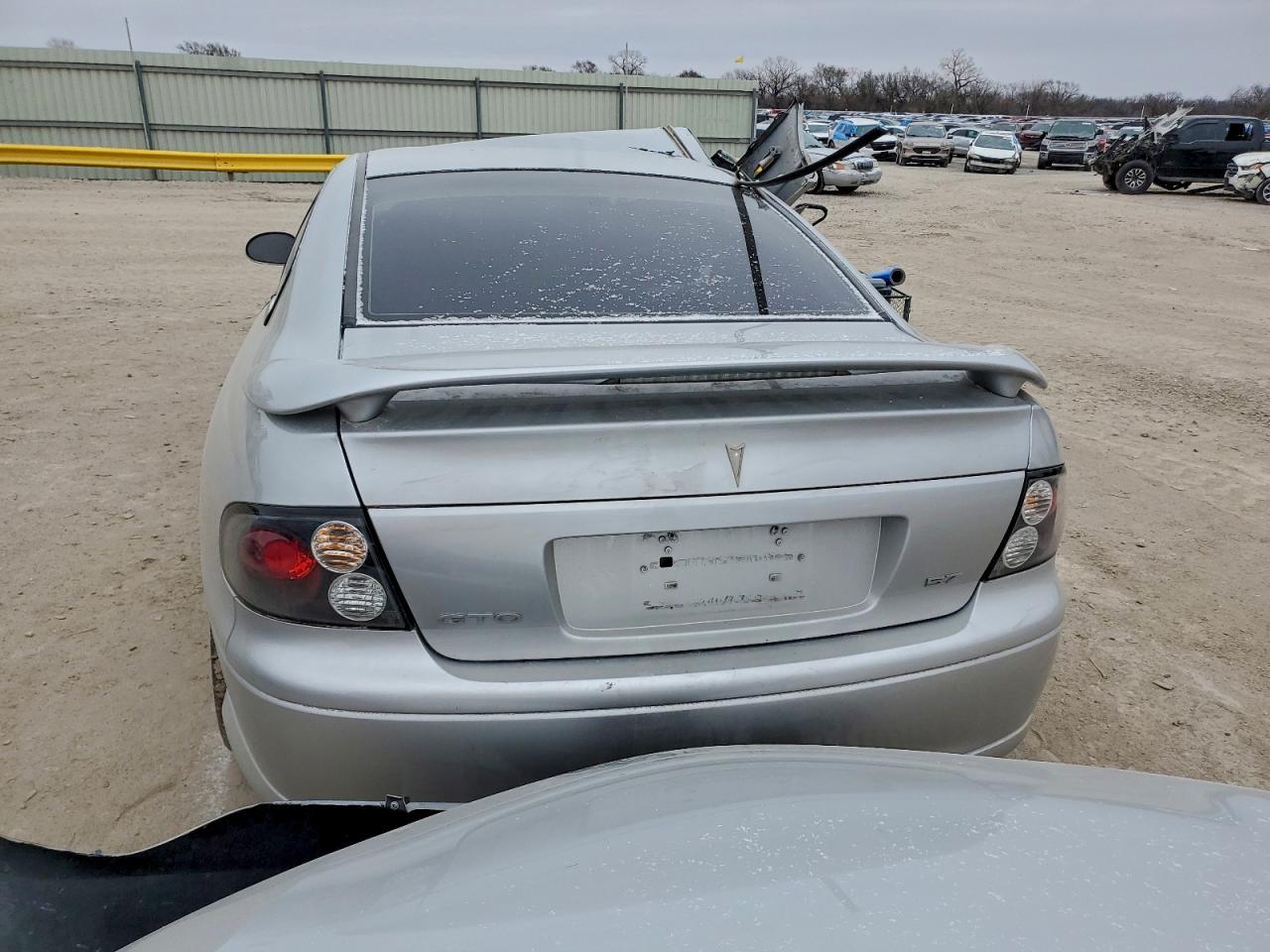 2004 PONTIAC Gto