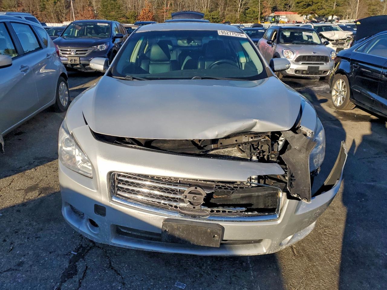 2011 NISSAN Maxima