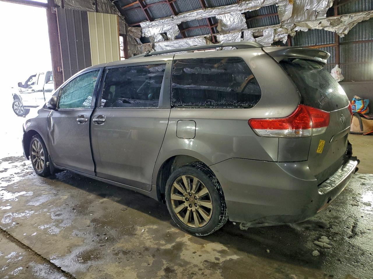 2011 TOYOTA SIENNA