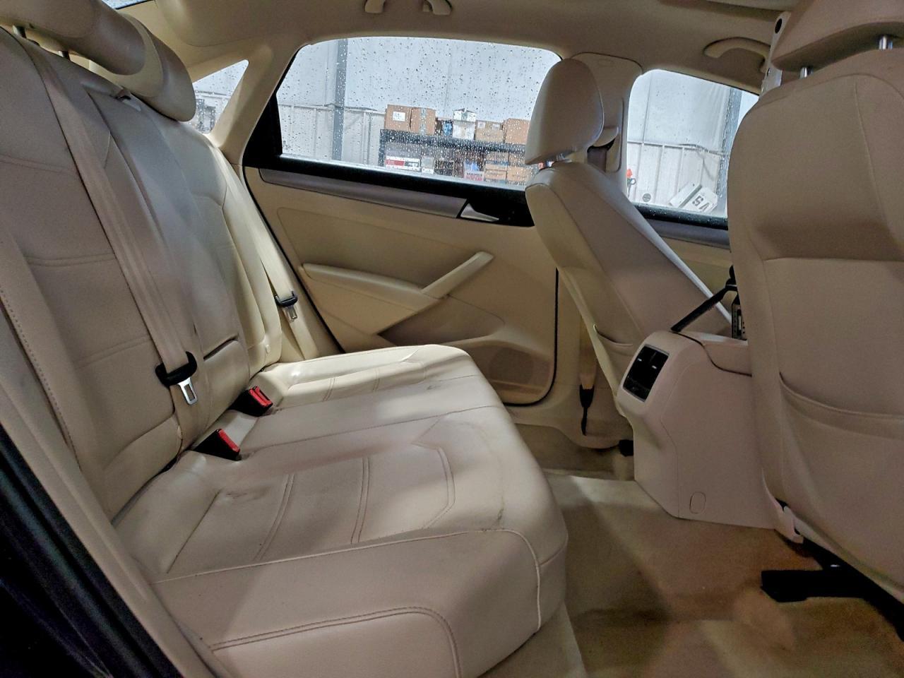 2014 VOLKSWAGEN Passat