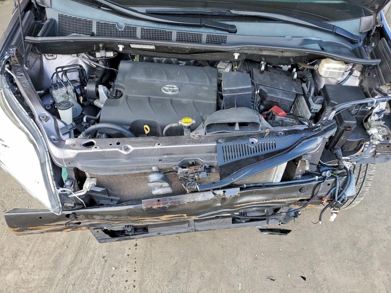 2013 TOYOTA SIENNA