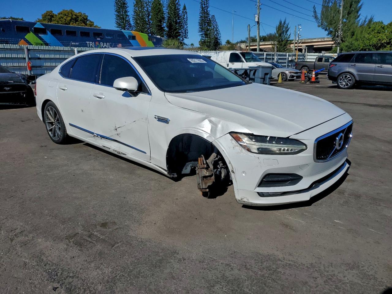 2017 VOLVO S90