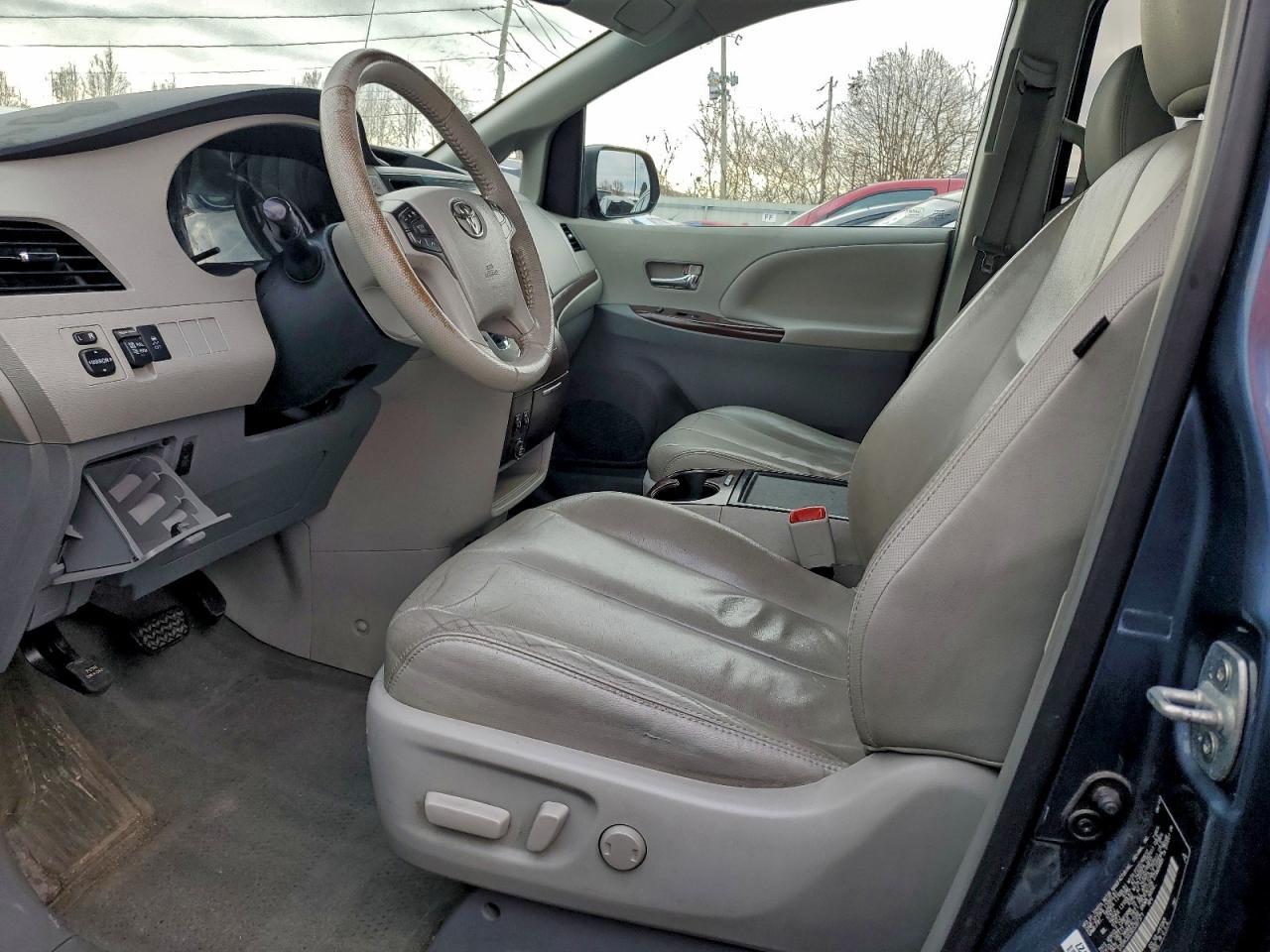 2013 TOYOTA SIENNA