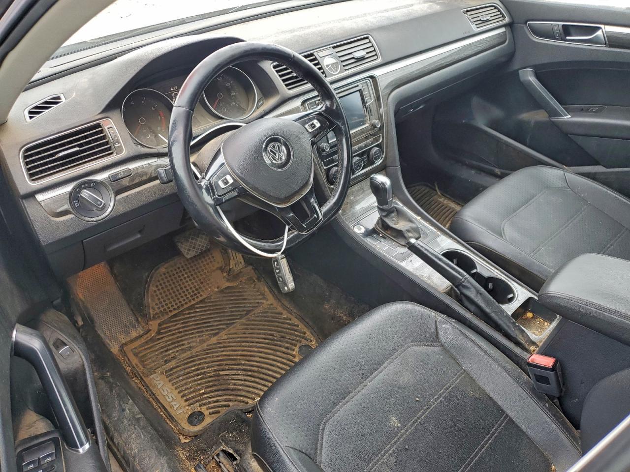 2016 VOLKSWAGEN Passat