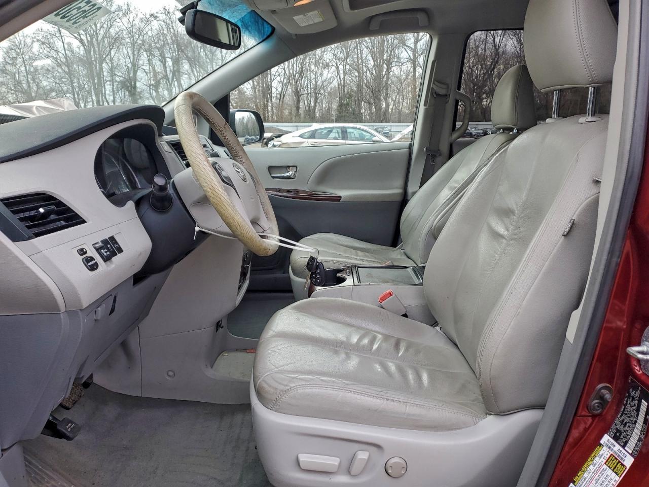 2012 TOYOTA SIENNA