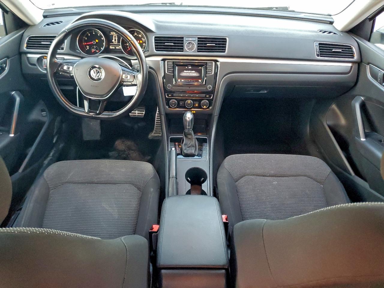 2016 VOLKSWAGEN Passat