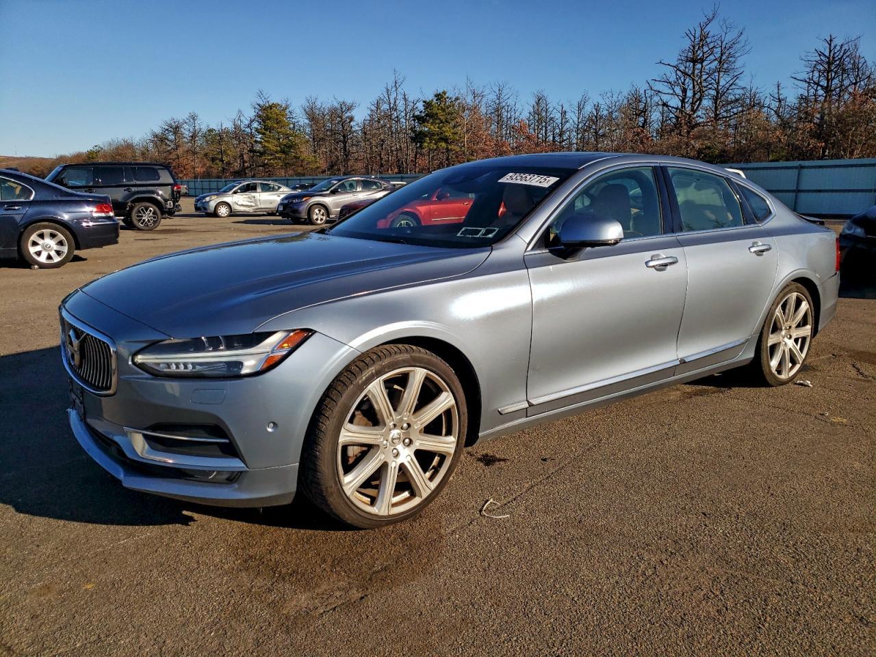 2017 VOLVO S90
