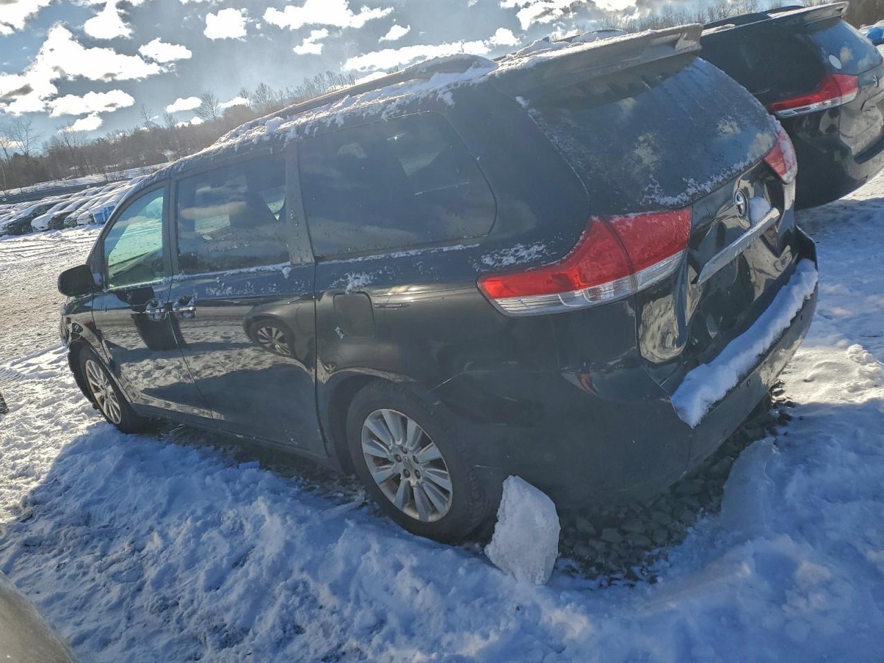2012 TOYOTA SIENNA
